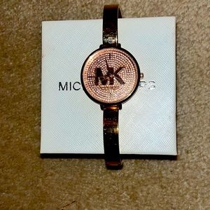 Michael Kors watch Comes with box and all the links